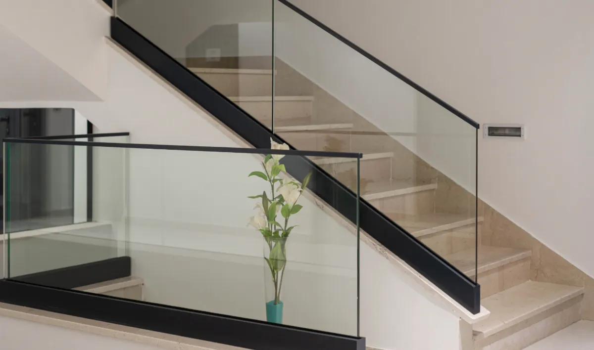 Glass stair railing with aluminium profile and base rail